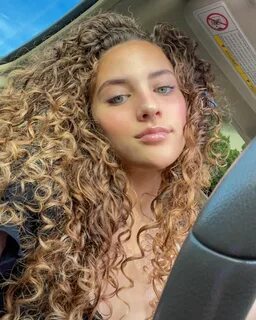 Sofie Dossi 02/12/2021.