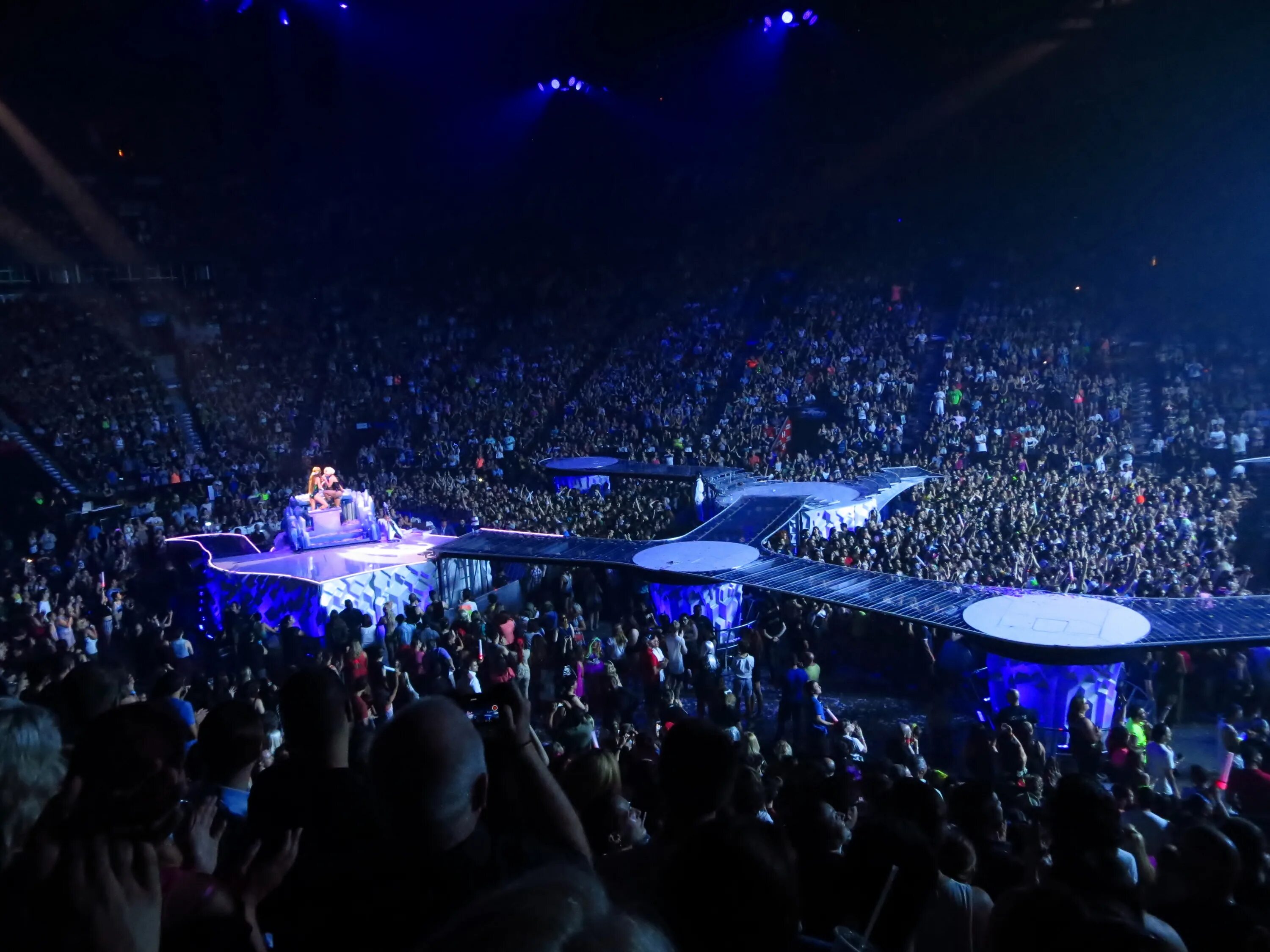 Леди Гага 2022. Леди Гага концерт. Bell Center Montreal аншлаг. Концерт леди Гаги 2013 года Вильнюс.