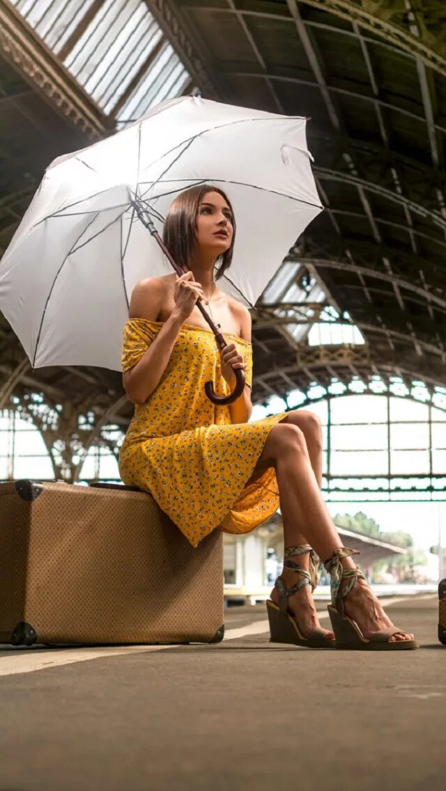 Umbrella dress. Брюнетка с зонтом. Брюнетка с зонтиком на чемоданом. Девушка на вокзале. Платье зонт жилищного цвета.