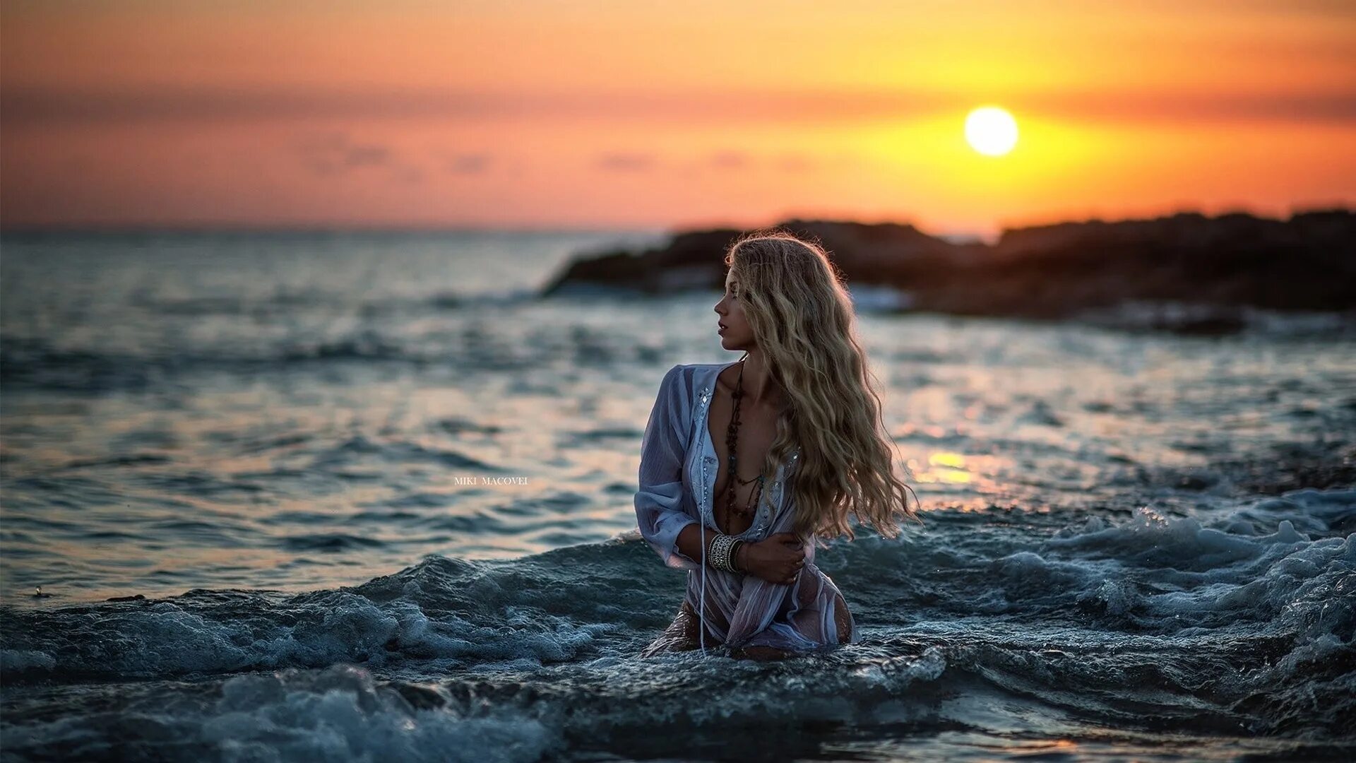 Девушка у моря. Ана беатрис баррос на пляже. Девушка у моря. Девушка-море. Девушка на берегу моря.