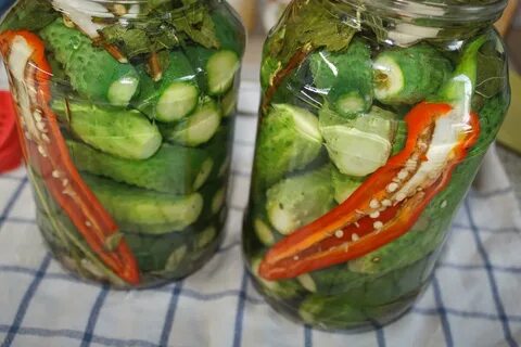 Маринованные огурцы в банке с закручивающейся крышкой