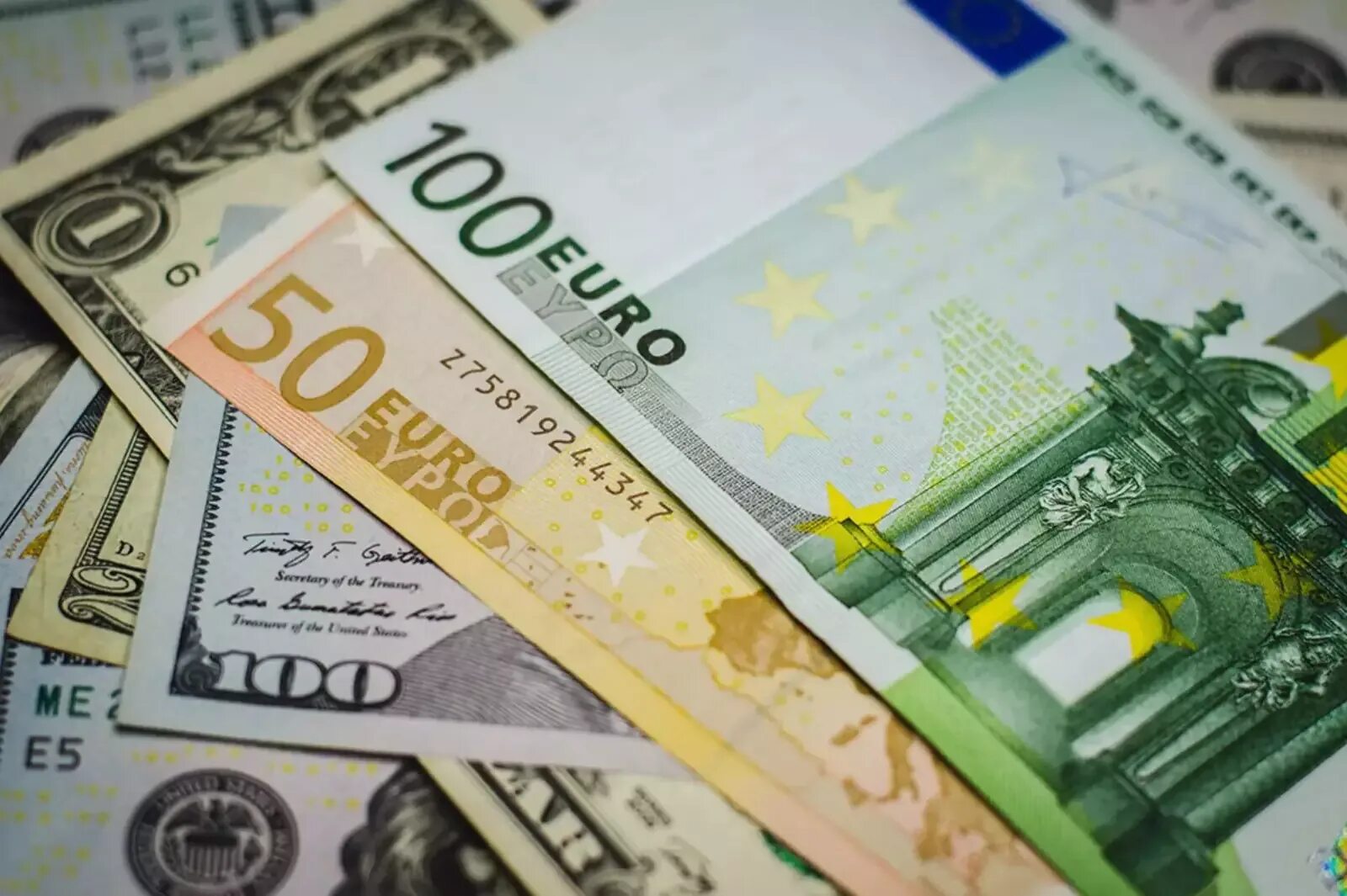 Евро валюта. Доллар евро рубль. Валюта доллар евро. Рубли доллары евро фото. Доллар евро в краснодаре