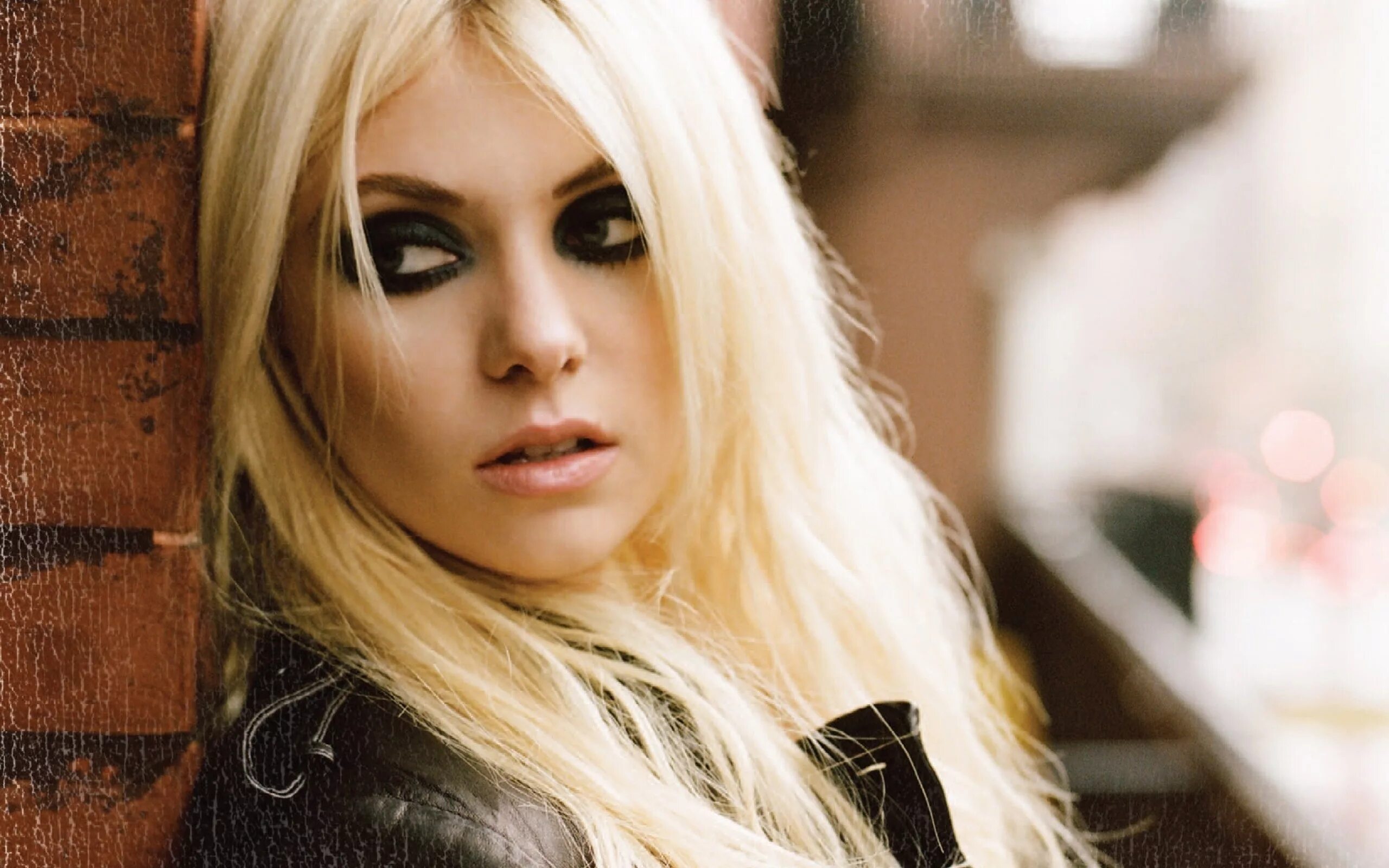 Blonde группа. Тейлор Момсен. Группа the pretty Reckless. Группа Претти реклесс. Тейлор the pretty Reckless.