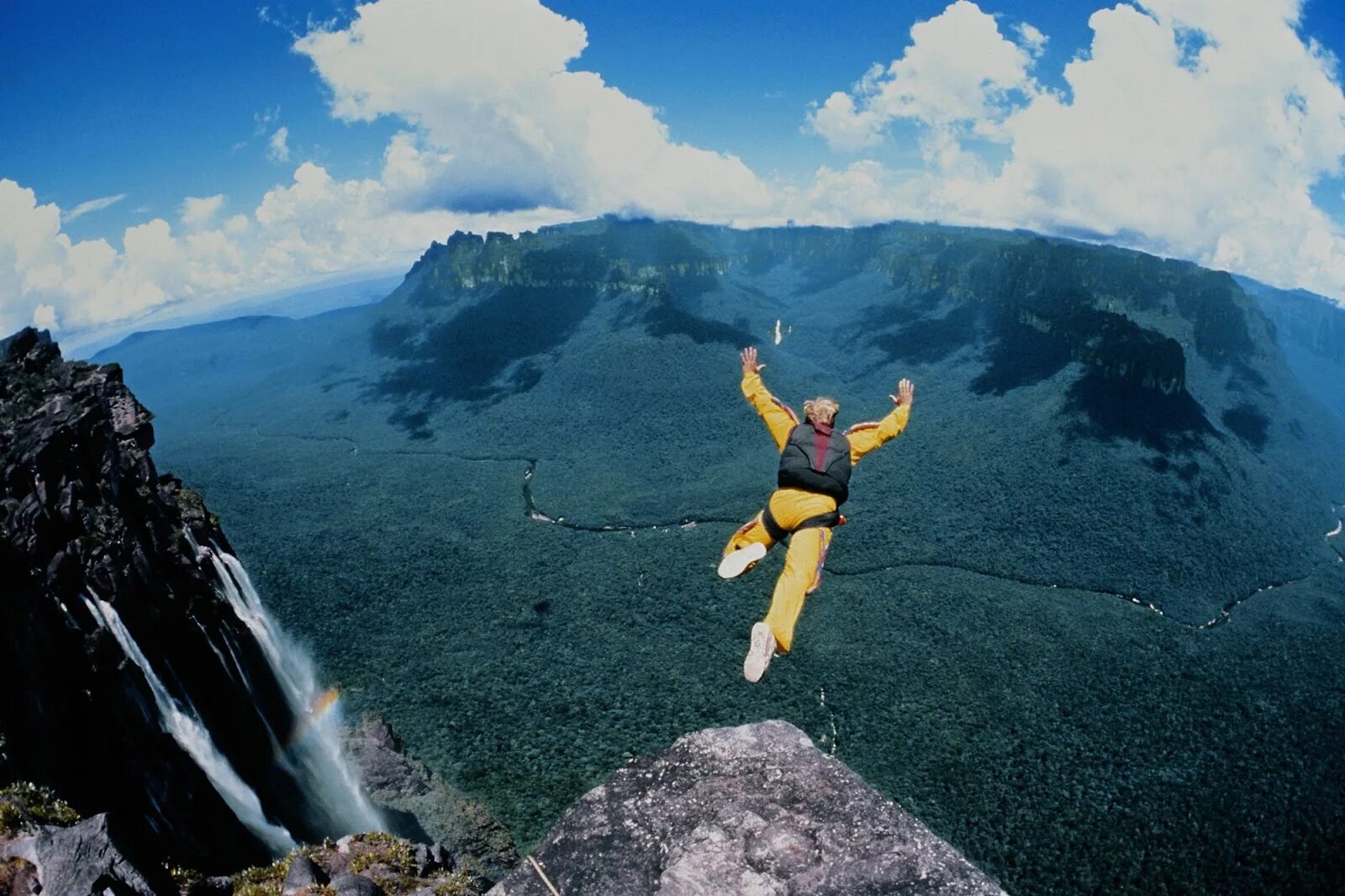 Падать в воду с большой высоты. Водопад Анхель бейсджампинг. Экстремальный спорт. Самый высокий Base jumping. Прыжок в пропасть.