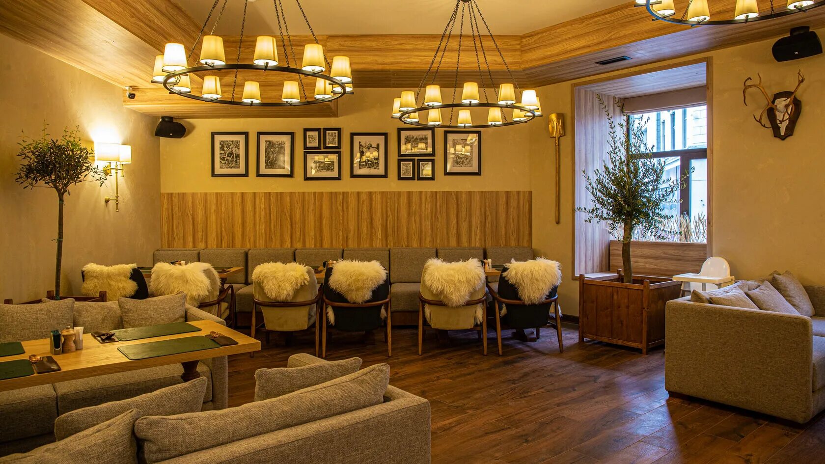 Spaten haus grand москва. Шпатен хаус гранд кузнецкий мост стендап. Шпатен ресторан лубянка. Spaten haus grand. Шпатен хаус кузнецкий мост.