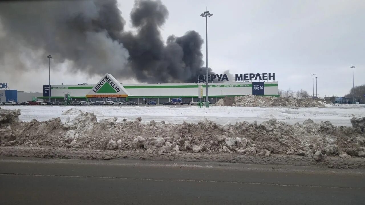 Шушары вайлдберриз сгорели. Пожар в Леруа. Пожар около Леруа Мерлен. Пожар в Ульяновске вчера в Засвияжском районе. Склад Леруа пожар.