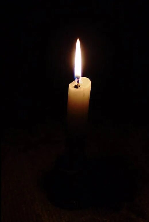 Траурная свеча. Свеча похоронная. Свечка траур. Свеча памяти. Одиноко свечи горят