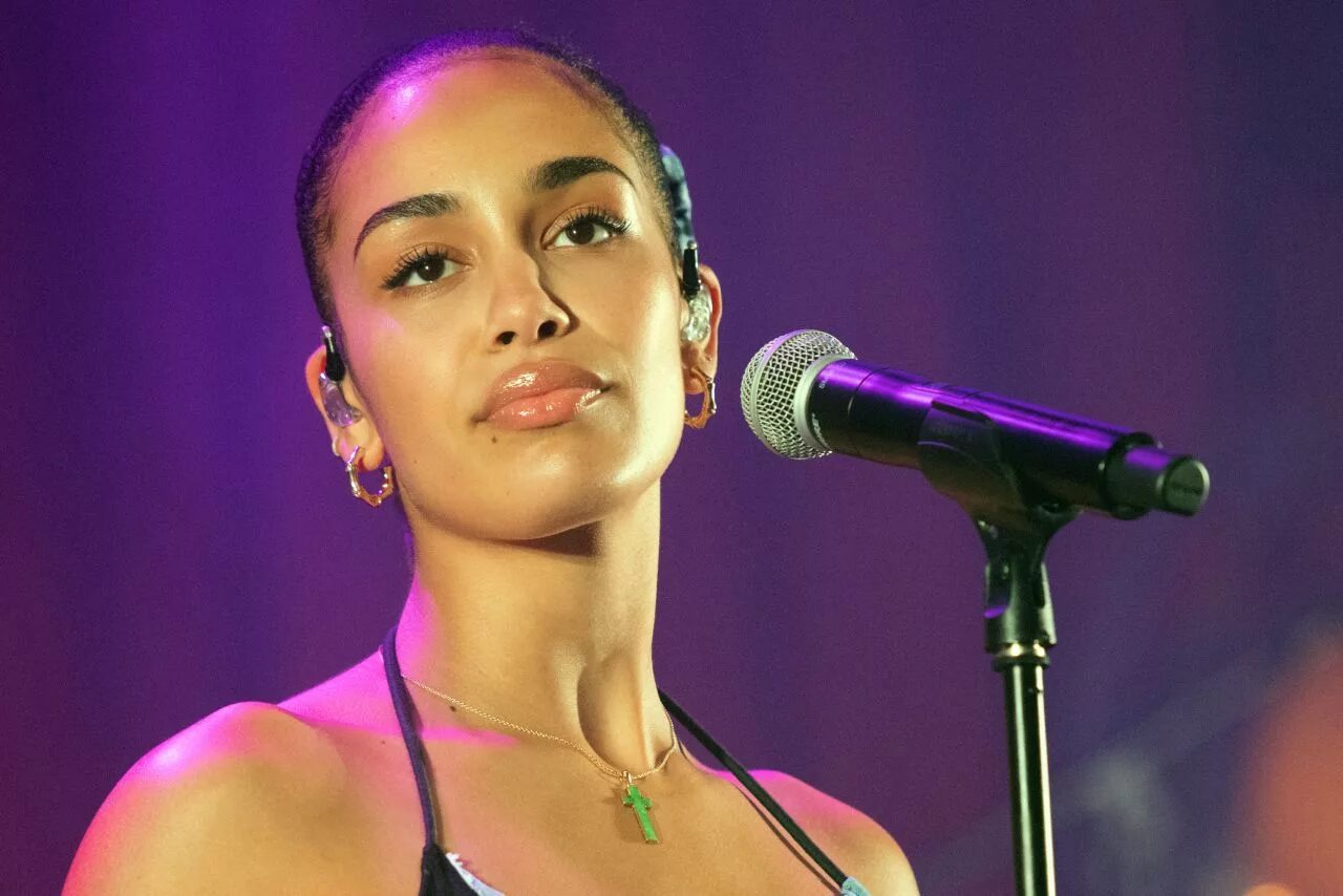 Jorja smith перевод. Purple jorja smith. Jorja smith перевод. Purple jorja smith. Джорджия смит певица.