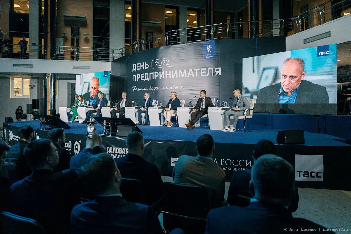 Молодой политик в очках. Авторитетный бизнесмен. Правовая поддержка предпринимателей. Неомаш. Самые обедневшие в 2022 году российские миллиардеры.