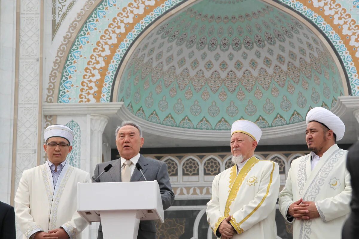 Какие мусульмане в казахстане. Назарбаев в мечети. Мечеть Назарбаева в Нурсултане.