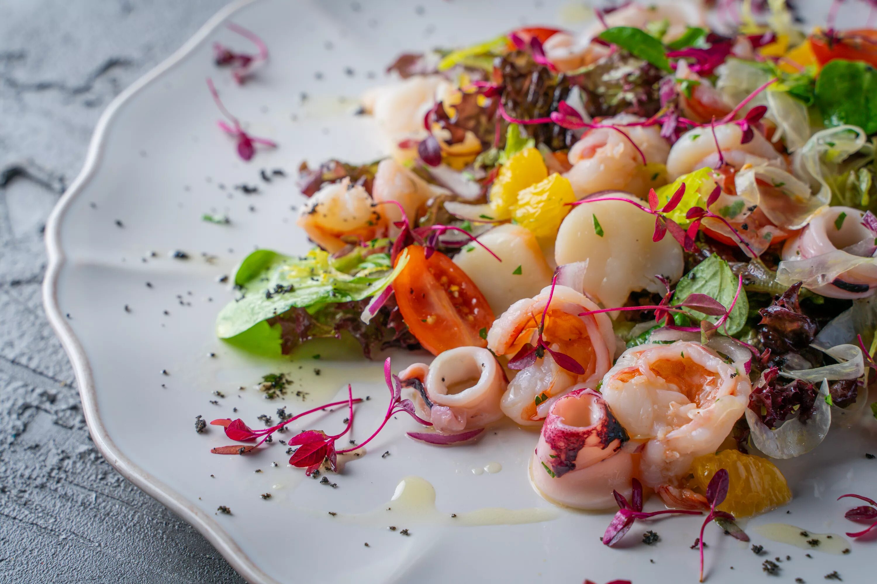 салат сморе продуктоми. теплый салат с морепродуктами. лучшие салаты с морепродуктами. морепродукты с овощами. салад из море продуктов.