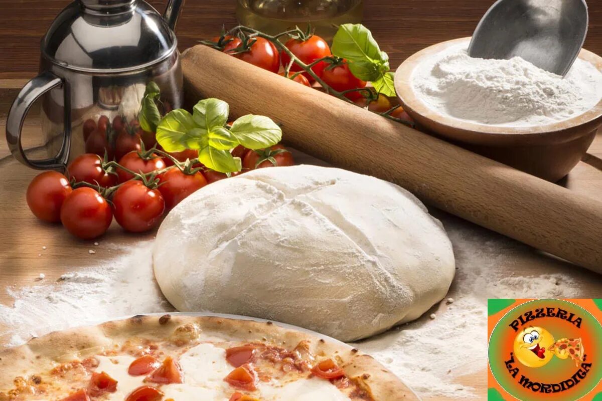 Тесто для пиццы. Ингредиенты для теста пиццы. Замес теста для пиццы. Итальянское тесто.