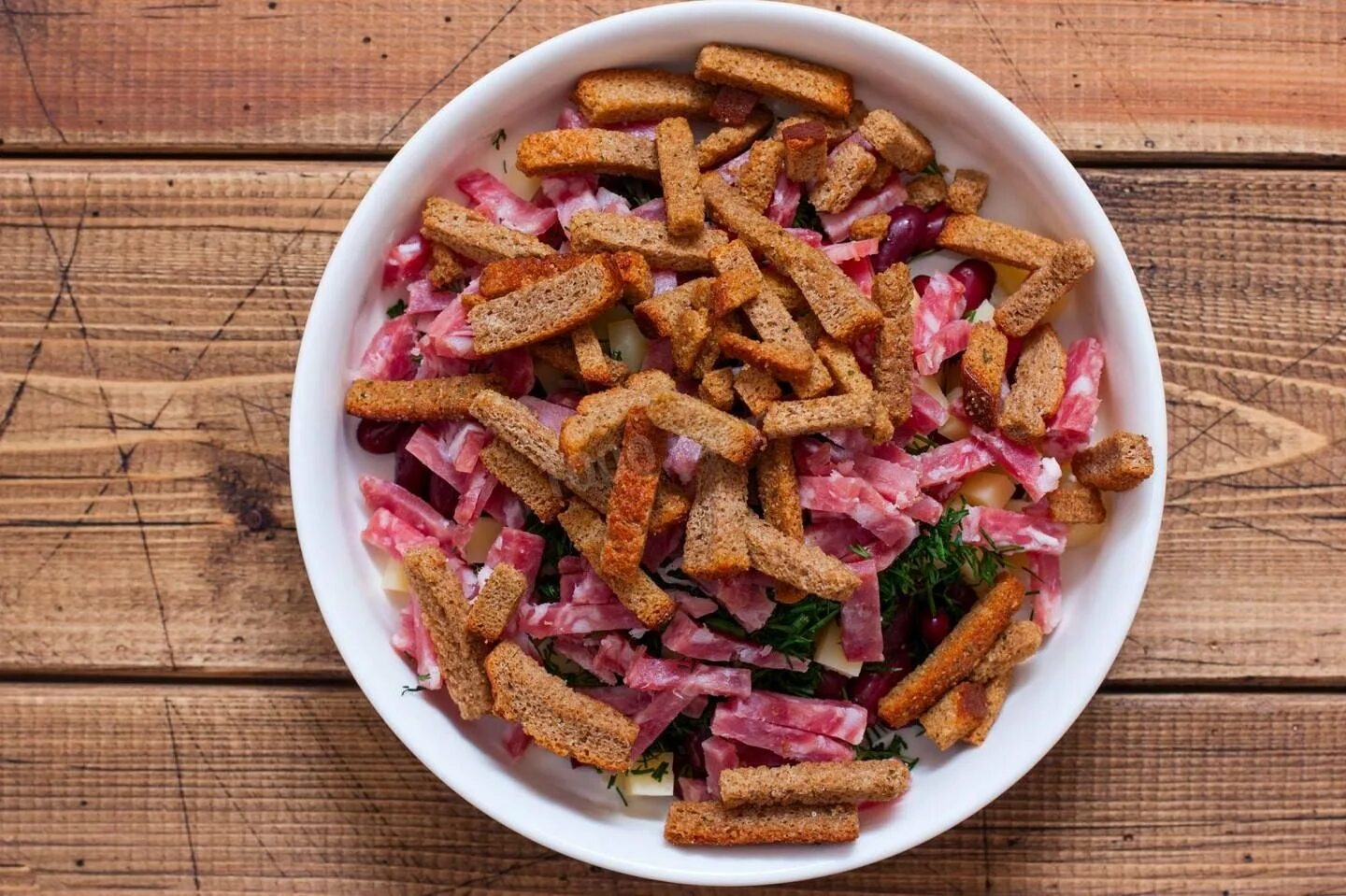 Рецепт салата фасоль колбаса огурец. Салат с фасолью и сухариками и колбасой. салат из фасоли с сухариками и колбасой. салат с сухариками и колбасой. салат из фасоли с сухариками и копченой колбасой.