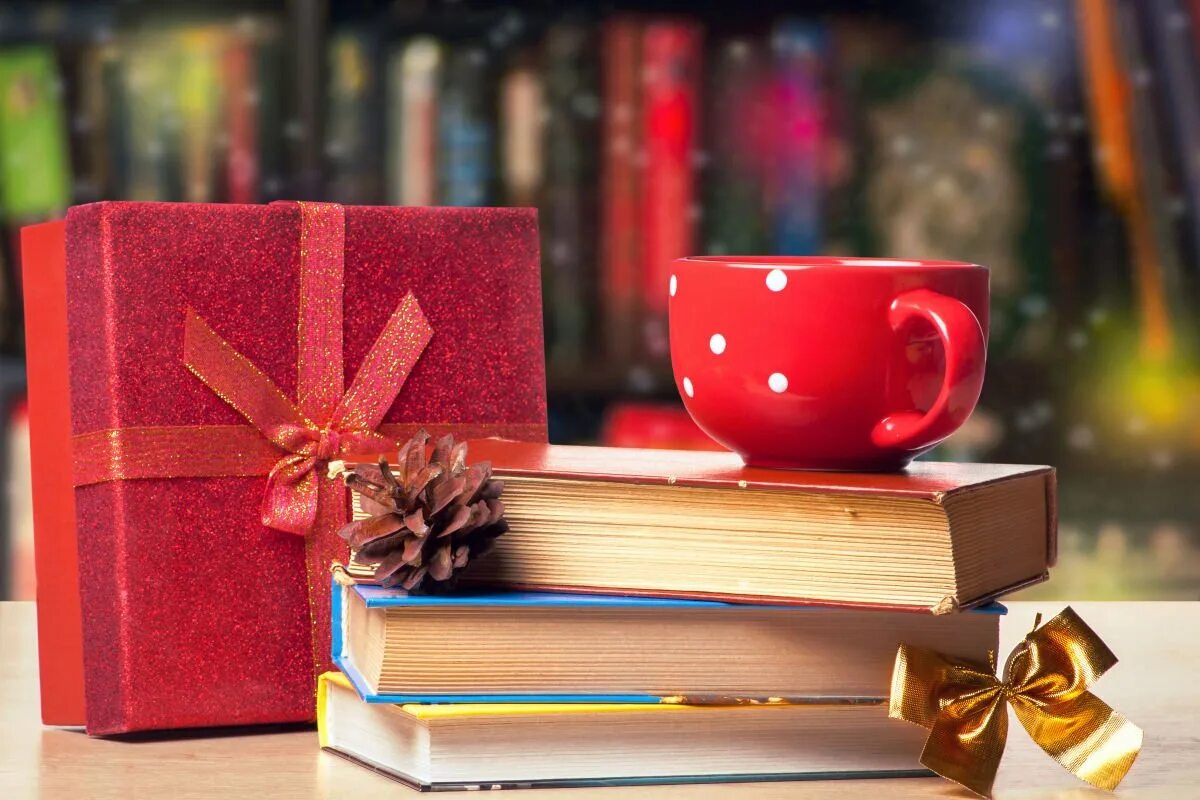 Книги ее подарок. Книга в подарок. Книжка в подарок. Книга лучший подарок. Рождественский подарок книга.