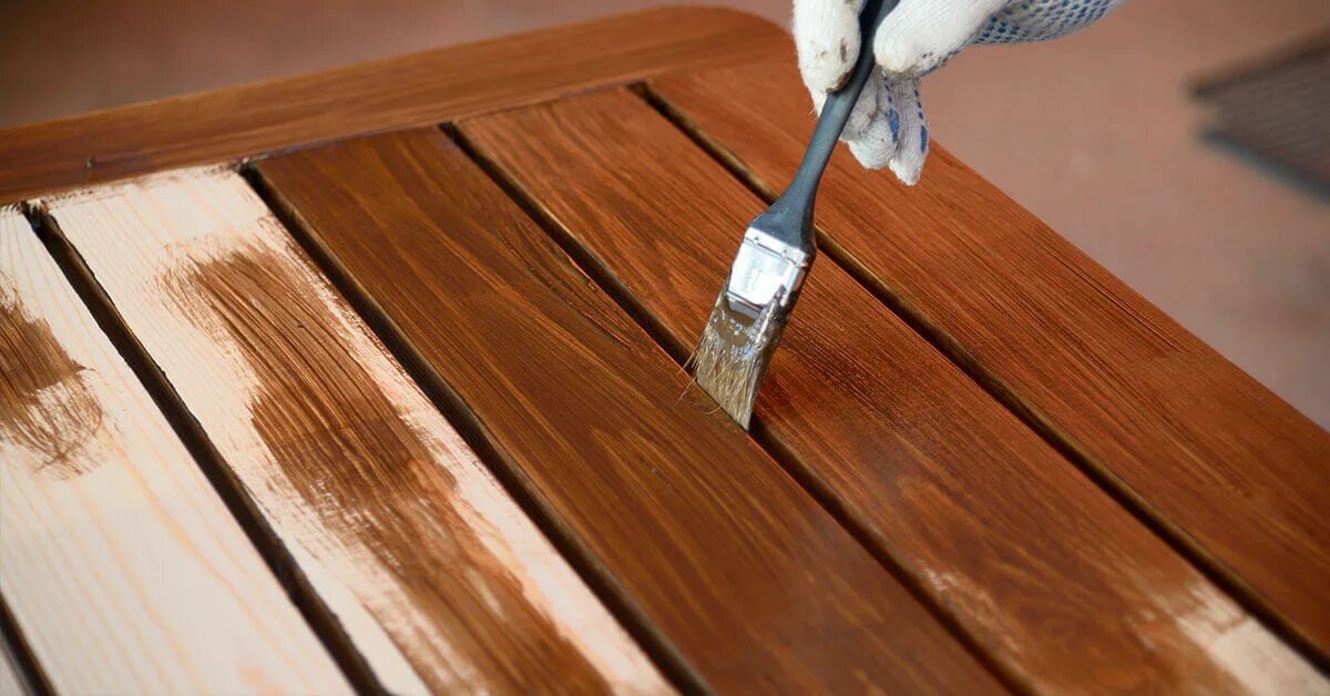 Можно покрыть двери лаком. Окрашивание деревянных поверхностей. Покрытие лаком деревянных поверхностей. Лакирование деревянных поверхностей. Лак для деревянных покрытий.