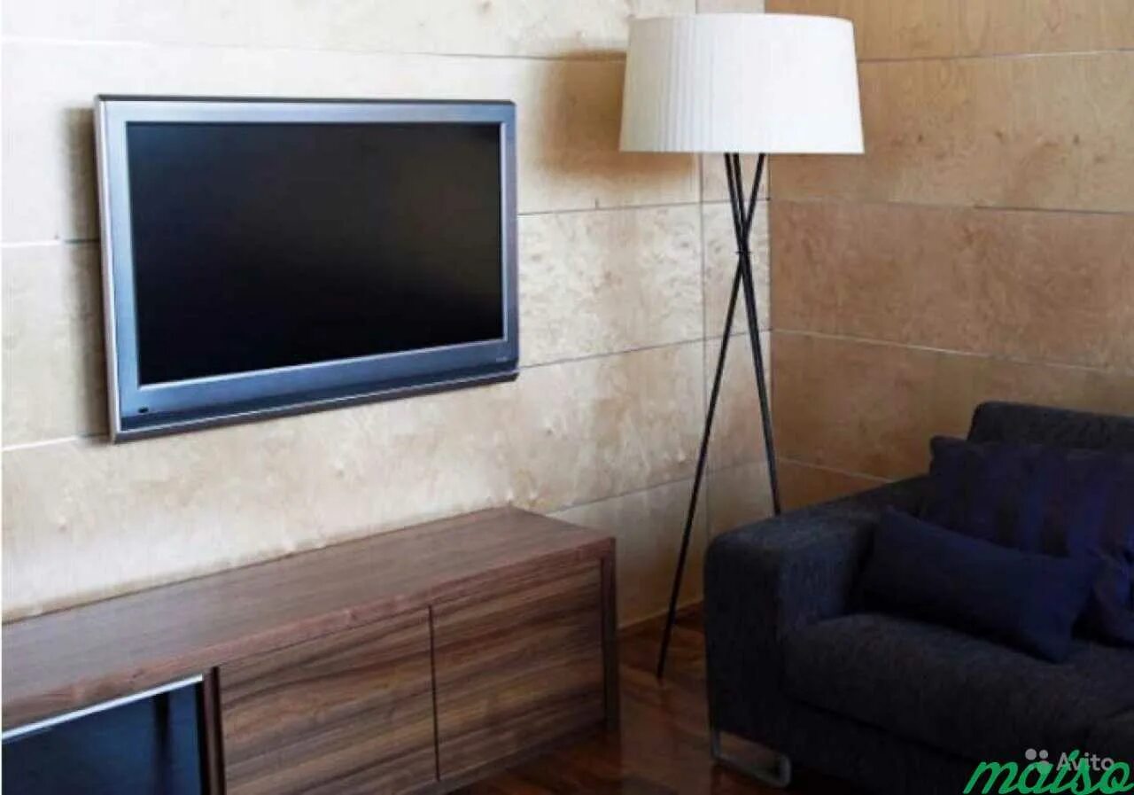 Повесить тв на стену. Кронштейн для телевизора на стену. Телевизор висит на стене. Повесить телевизор. Телевизор настенный большой.
