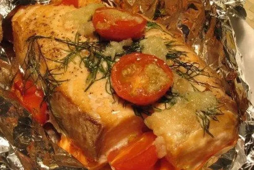 Стейки семги запеченные в фольге. Рыба запеченная с овощами. Красная рыба с овощами в духовке. Форель с овощами в фольге. Печёные овощи в духовке с рыбой.