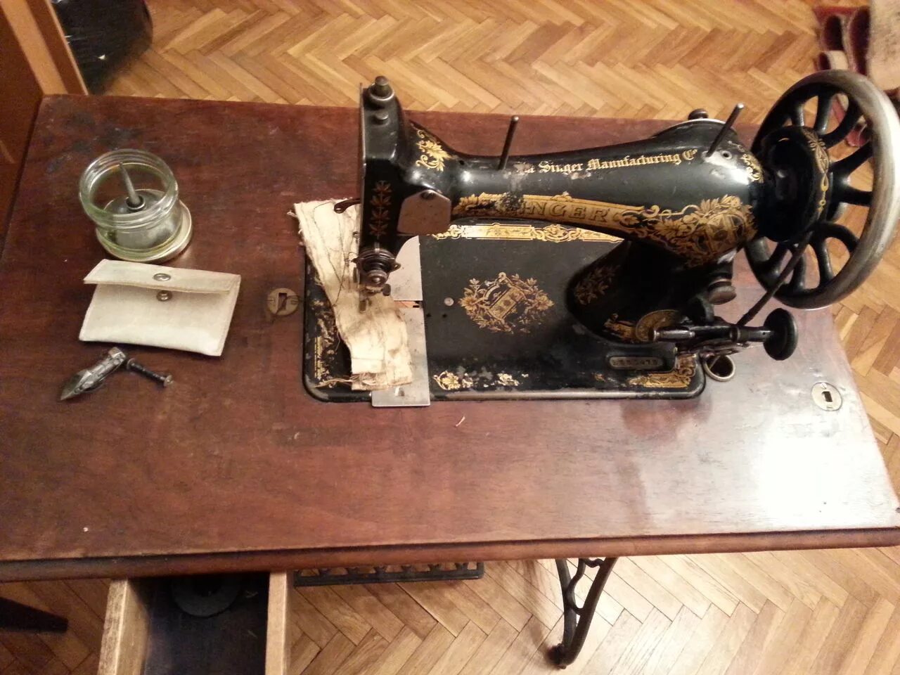 Швейная машинка зингер шпулька. Зингер швейная машинка 1908. Швейная машинка Singer Зингер. Швейная машинка Зингер 1908 года. Швейная машинка Зингер 12.