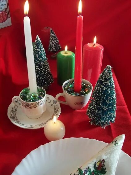 новогодняя композиция на стол. подсвечник новогодний на стол. какие свечи поставить на новогодний стол. декор новогоднего стола. какие свечи поставить на новогодний стол.