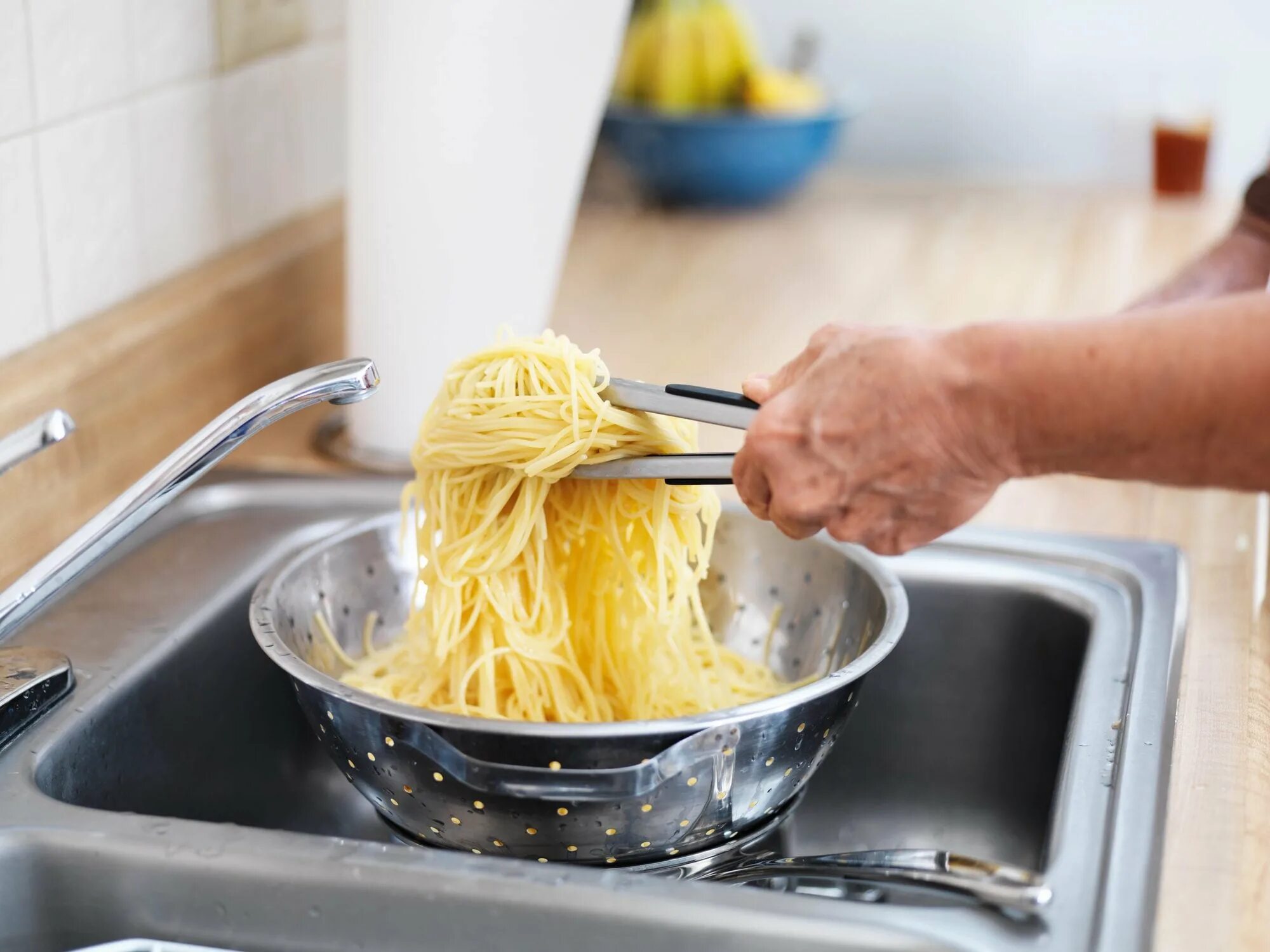Промывать ли спагетти после варки. Лапша в кастрюле. Плейлист для варки макарон. Сливают ли макароны в сито. Макароны без промывания в кастрюле ладные.