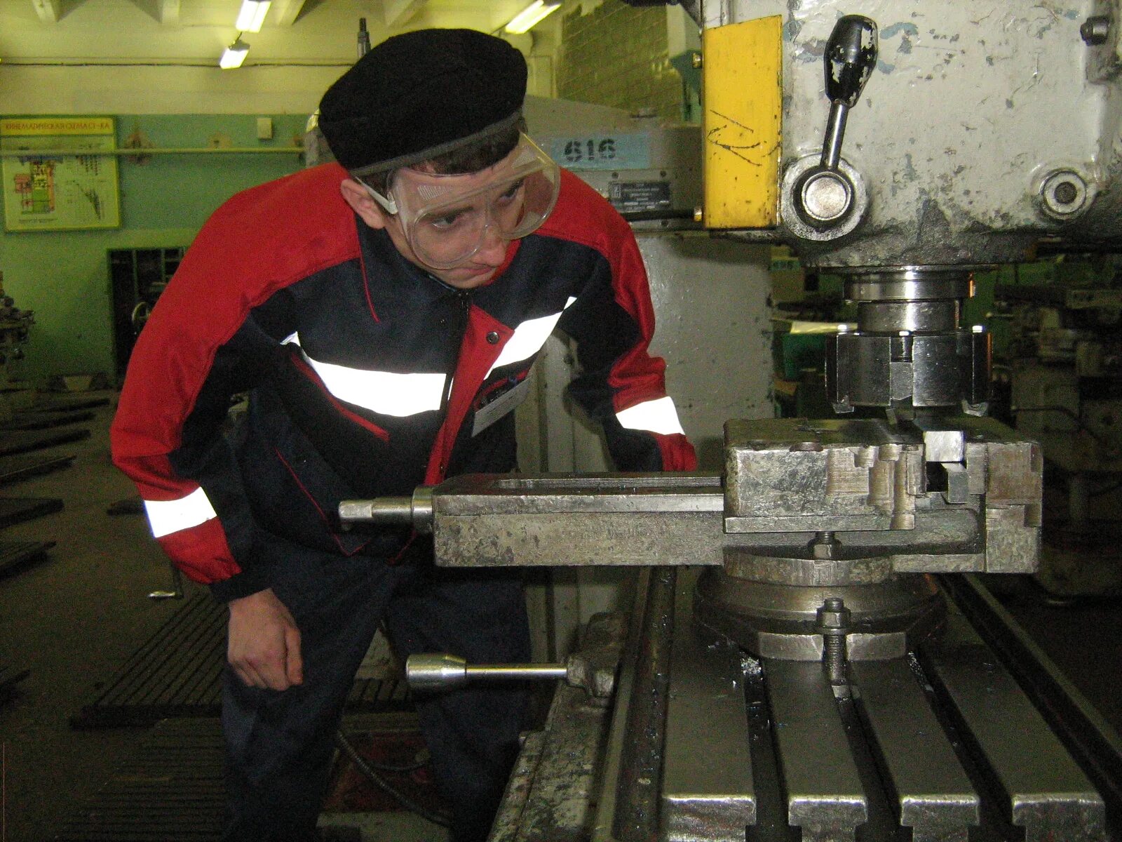 работы по металлу в екатеринбурге. сварщик металлоконструкций. лазерная резка металл автомобиль. логотип на лазере из металла. сборочно-сварочный цех.