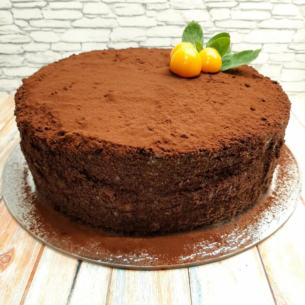Медовый торт с шоколадным кремом. Испанский медовик шоколадный. торт шоколадный медовик. торт испанский медовик. шоколадный медовик с черносливом.
