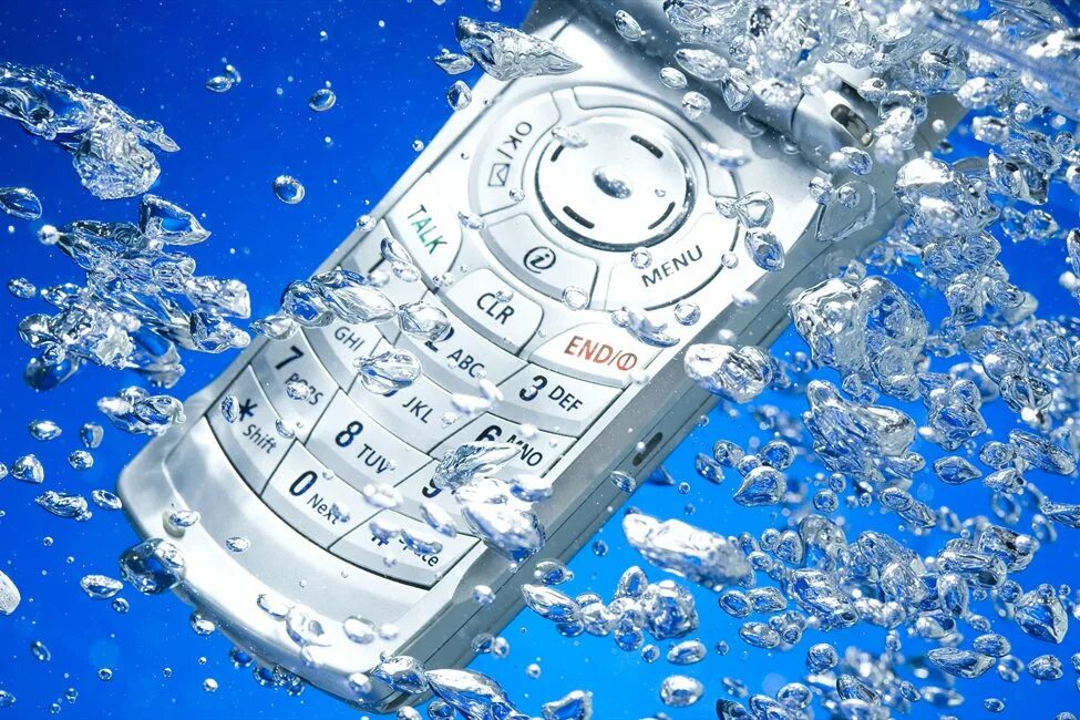 Данные по воде телефон. Телефон в воде. Водный телефон. Сотовый телефон в воде. Защита телефона от воды.