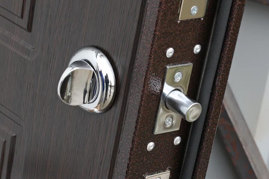 Замок высверлить в железной двери. Установка накладного замка на металлическую дверь. Замки для межкомнатных дверей. Внутреннюю дверь установлен замок. Внутреннюю дверь установлен замок.