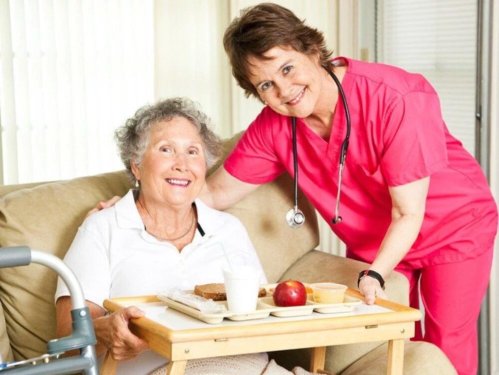 Пища после инсульта. Реабилитация пожилых. Медсестра с пожилым человеком. Медсестра в доме престарелых. Реабилитация пациентов пожилого и старческого возраста.