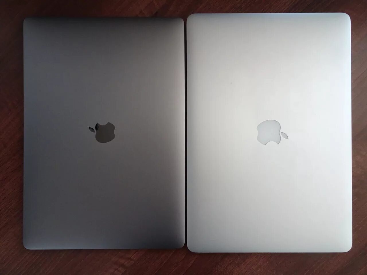Серый macbook. Macbook air space gray vs silver. mac air space gray vs silver. space gray silver macbook. macbook air 2025 silver vs space grey.