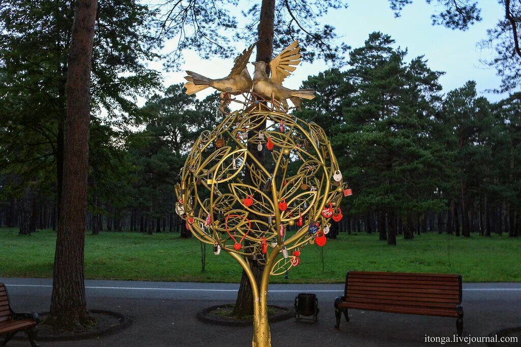 Зенково прокопьевск. Зенковский парк. Зенковский парк в Прокопьевске. Зеньковский парк Новокузнецк. Зенковский парк скульптуры избушка.