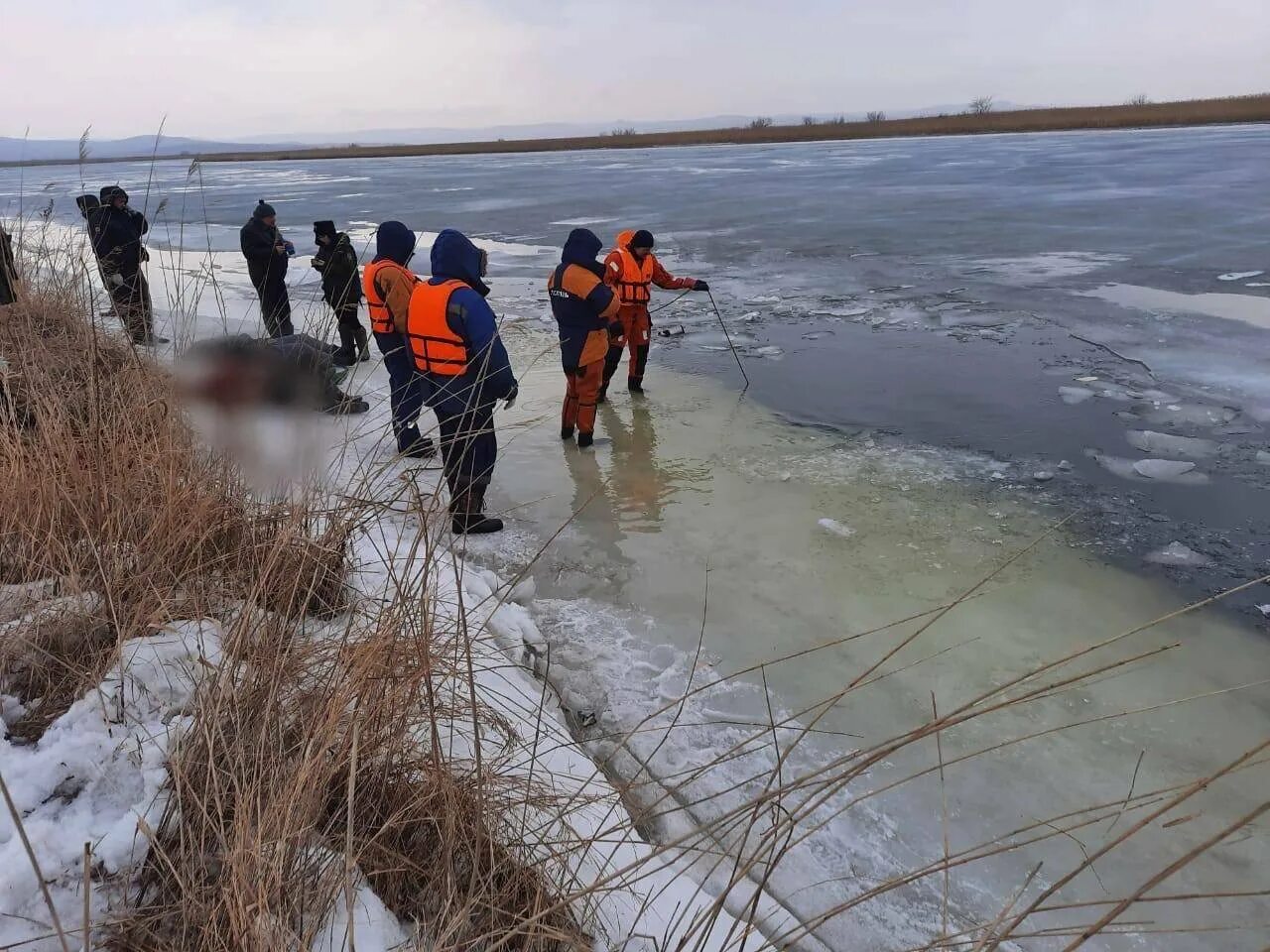 Река Суйфун Приморский край. Лед на реке. Река подо льдом.