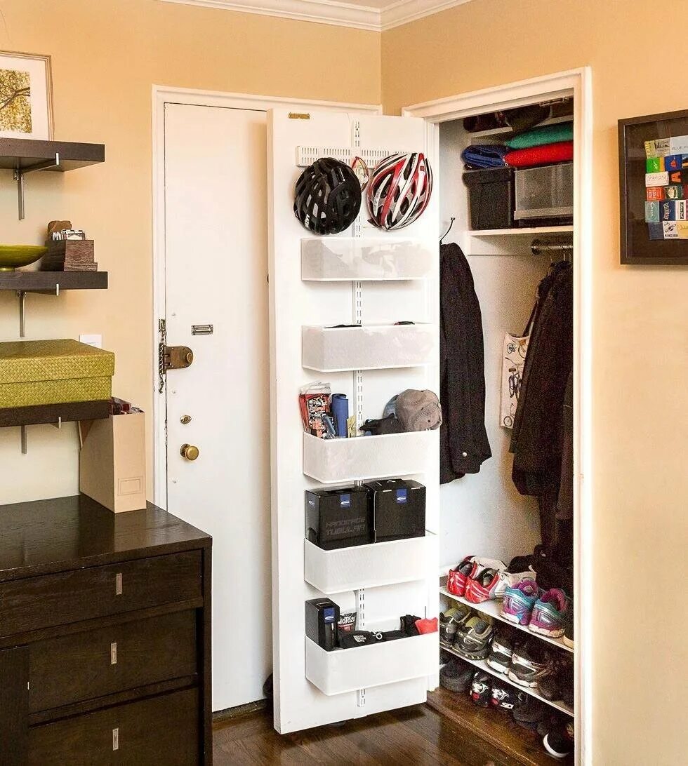 Гардероб, кладовка с радиатором отопления и местами хранения Wardrobe, storage r
