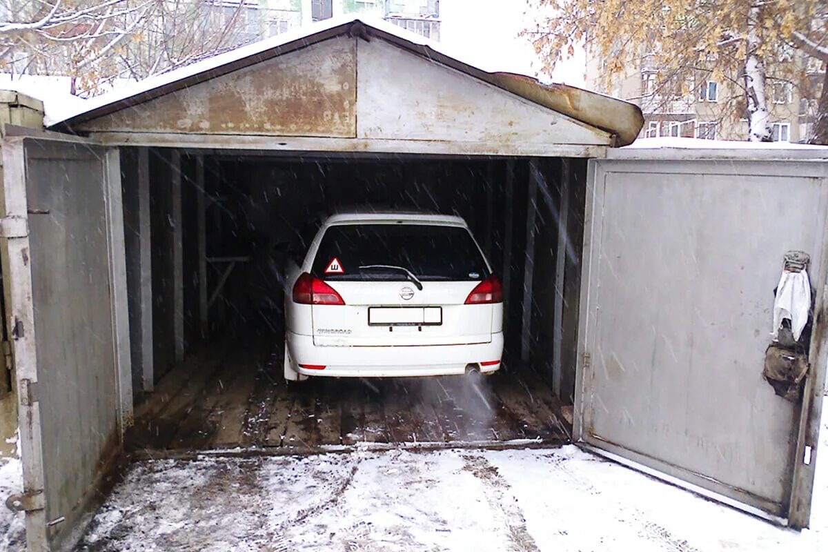 3 гараж автомобиль. Машина в гараже. Гараж для автомобиля. Крутой гараж. Вертикальный гараж для автомобилей.