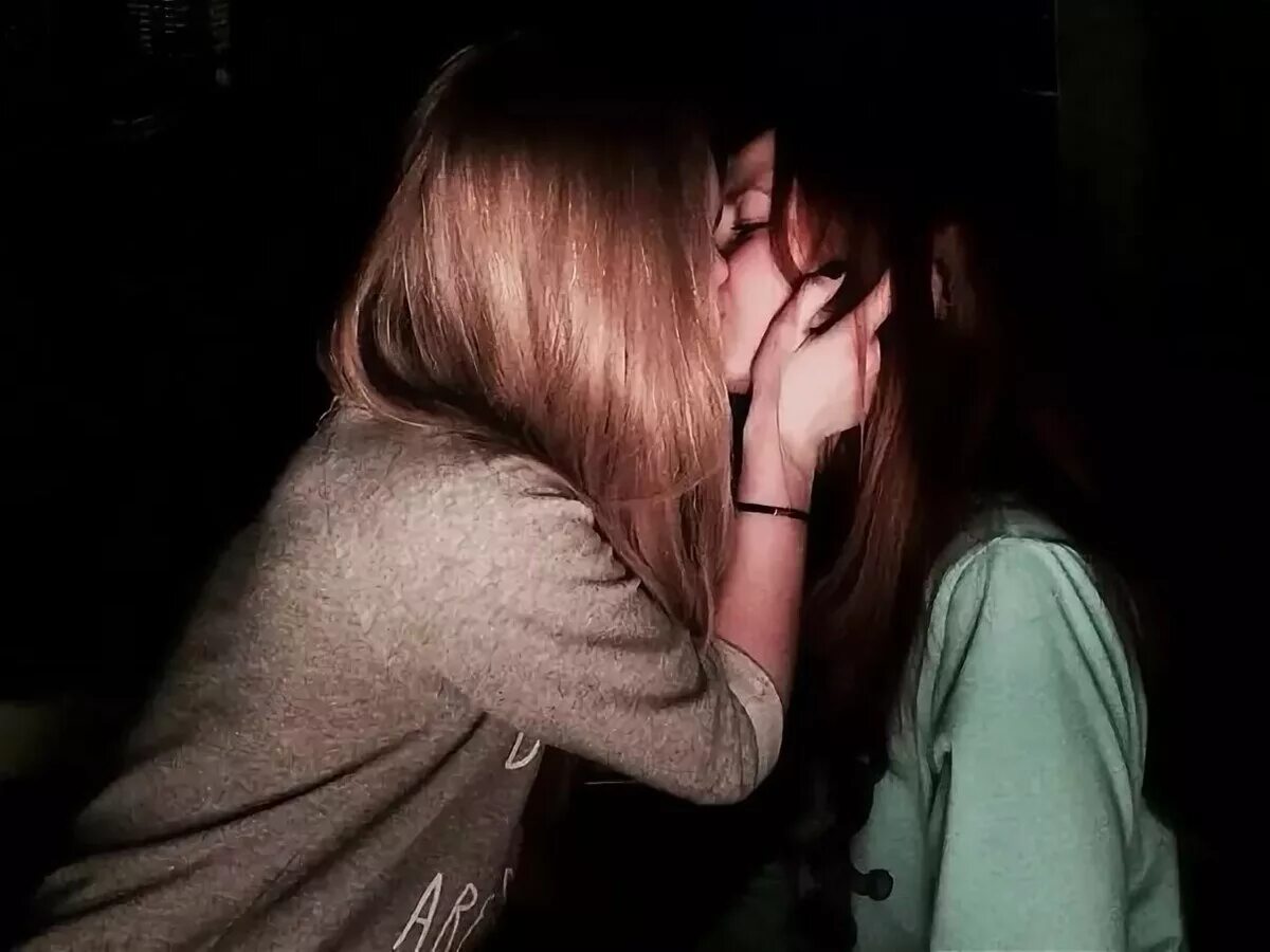 Девушка целовалась с подругой. Поцелуй девушек без лица. Две девушки целуются. Две девушки с закрытым лицом. Поцелуй двух девушек без лица.