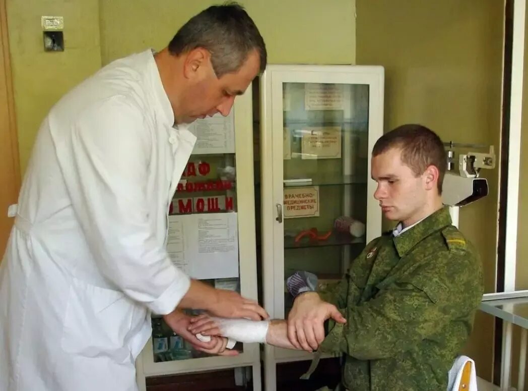 Контрактник в госпитале зарплата. Охрана здоровья военнослужащих. Солдат медицинской службы. Медицинское обследование военнослужащих.