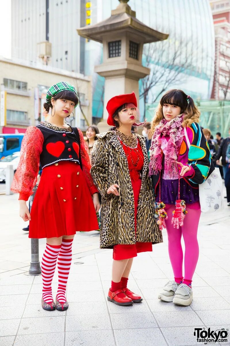 Как одеваются модницы. Токио street fashion. японские модники токио. модники и модницы на улицах токио. харадзюку улица в токио яркие девушки.
