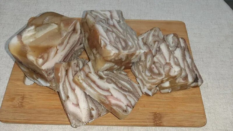 блюдо из свинных шкурлк. деликатес из свиных шкурок рецепт. свиные шкурки на костре. закуска из свиных шкурок. деликатес из свиных шкурок.