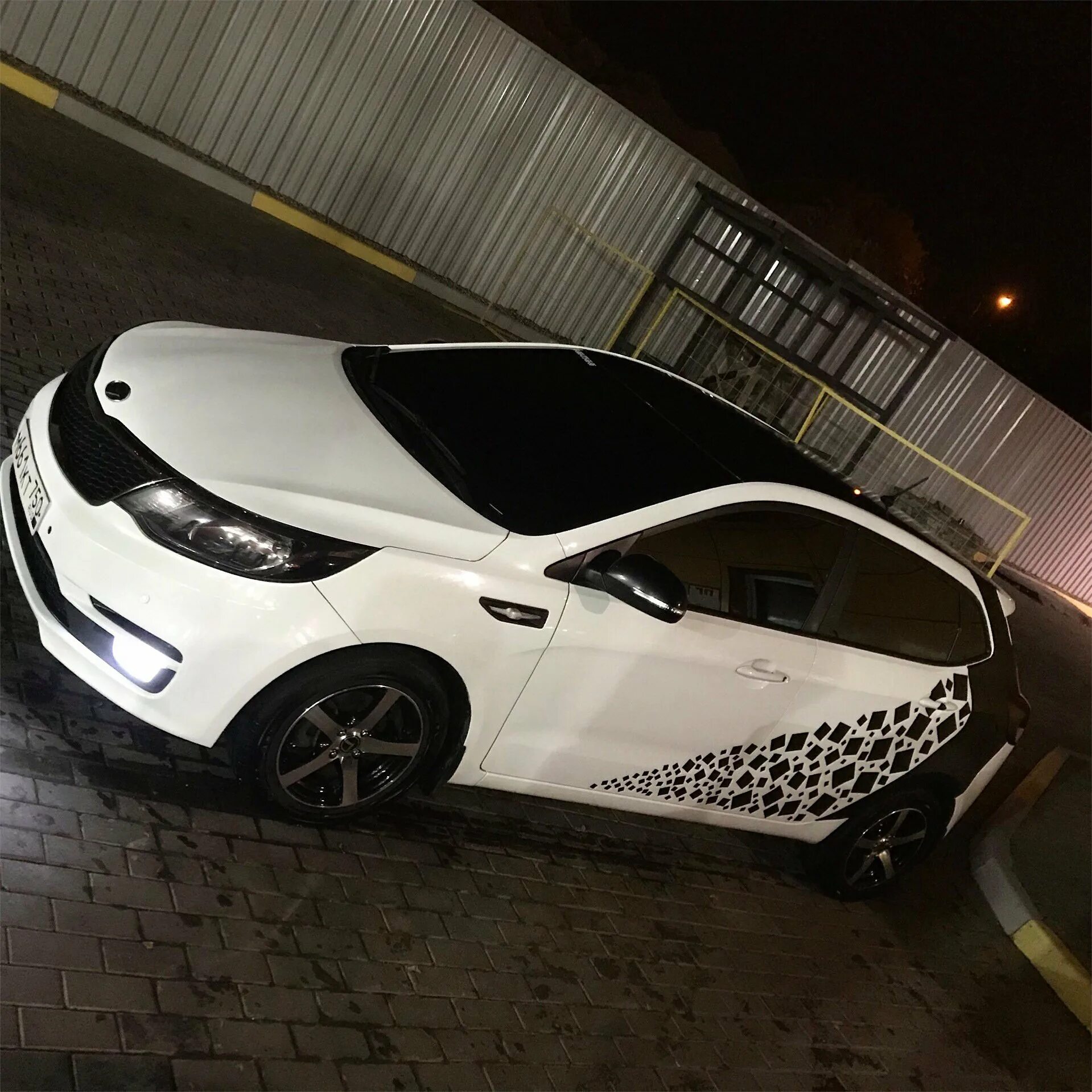 Киа хэтчбек тюнинг. Kia Rio 3 Hatchback Tuning. Kia Rio 4 White Tuning. Киа Рио 4 белая Тюнин. Kia Rio тюнингованная.