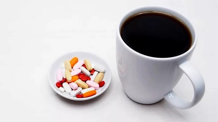Можно запивать таблетки кофе. Кофе в таблетках. Чай в таблетках. Кружка с лекарством. Чашка чая и таблетки.