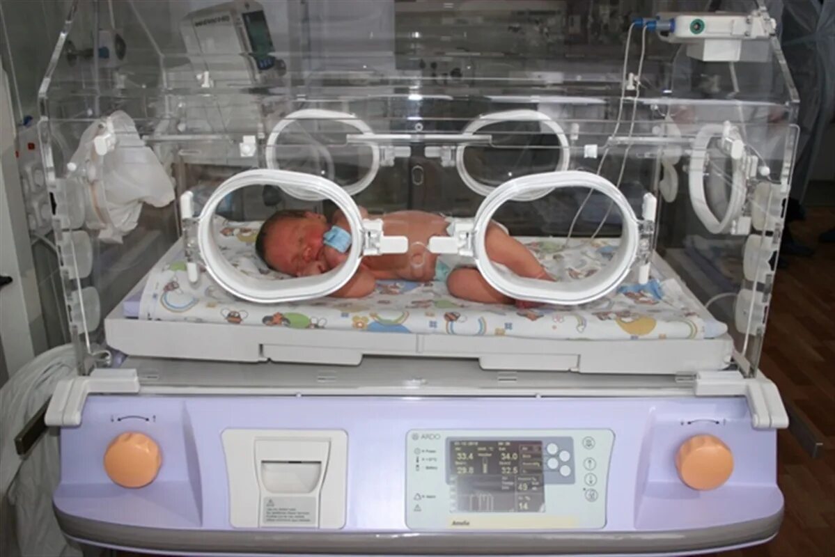 Как называется бокс для новорожденных. Кювез для недоношенных детей. Инкубатор для новорожденных Isolette c2000. Инкубатор для интенсивной терапии новорожденного BABYGUARD I-1120. Кувезы для новорожденных.