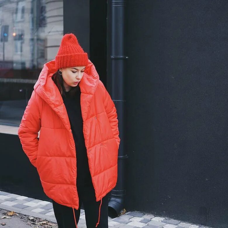 шапка the north face оранжевая. шапка к оранжевой куртке. оранжевое пальто. пуховик черный с желтым. шапки женские зимние.