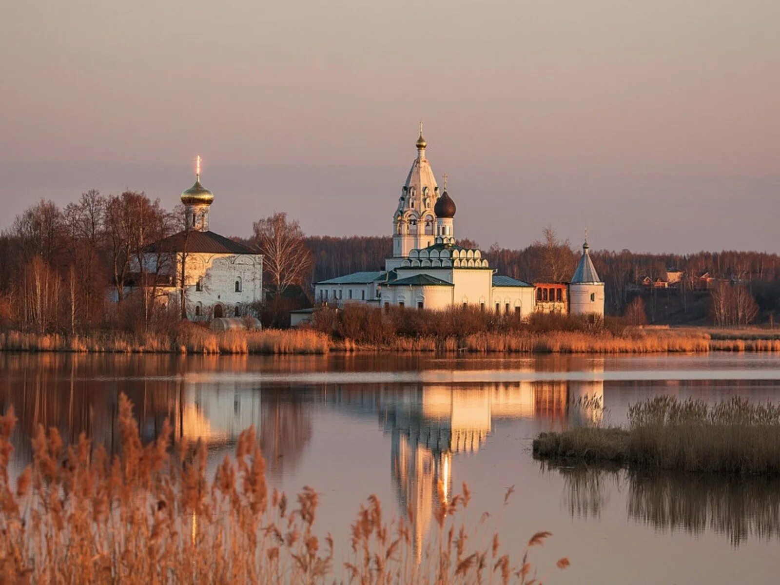 Свято троицкий нижегородская область. Ворсма озеро Тосканка монастырь. Троицкий Островоезерский монастырь. Ворсменский Островоезерский монастырь. Свято Троицкий Островоезерский монастырь Нижегородская область.