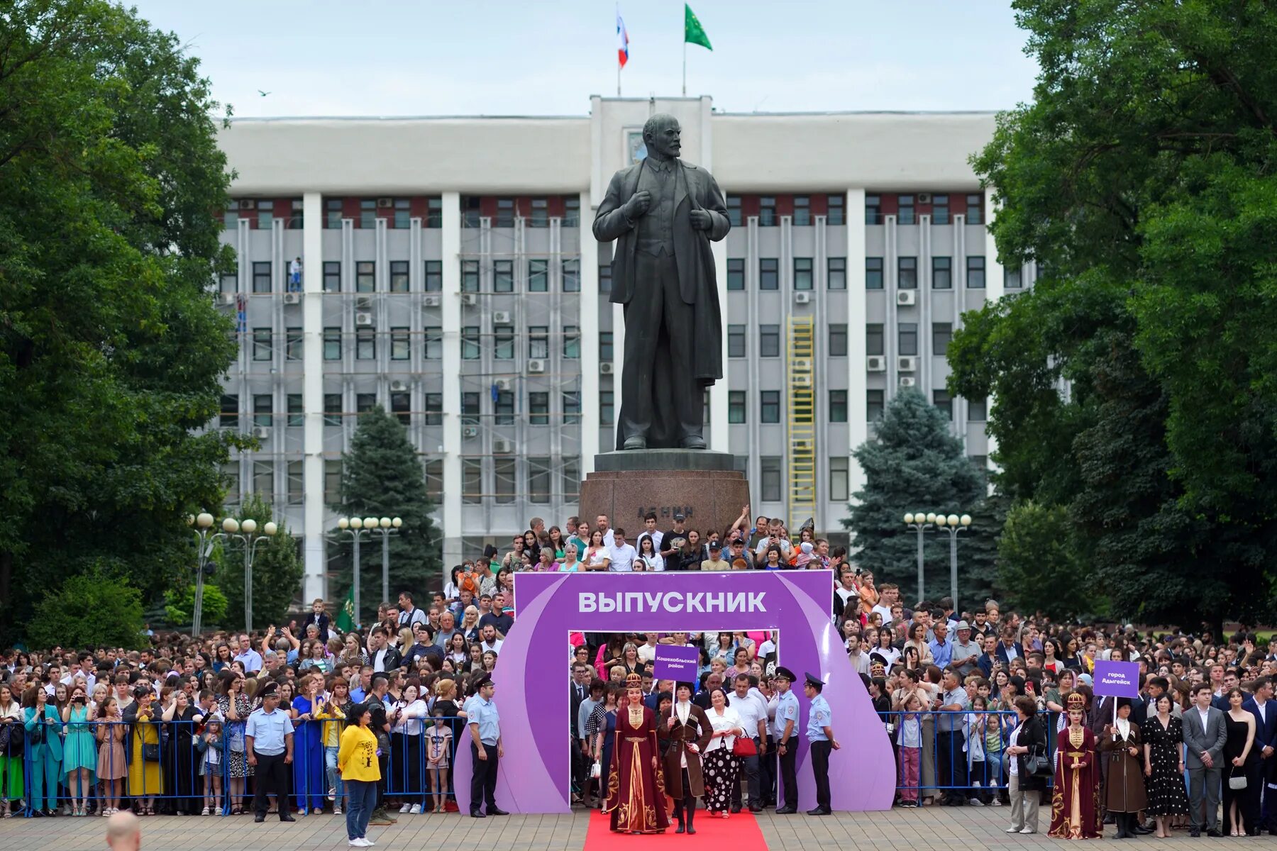 Выпускной майкоп. Площадь Ленина Майкоп. Площадь Ленина Майкоп 2022. Майкоп, пл. Ленина. Выпускной в Майкопе.