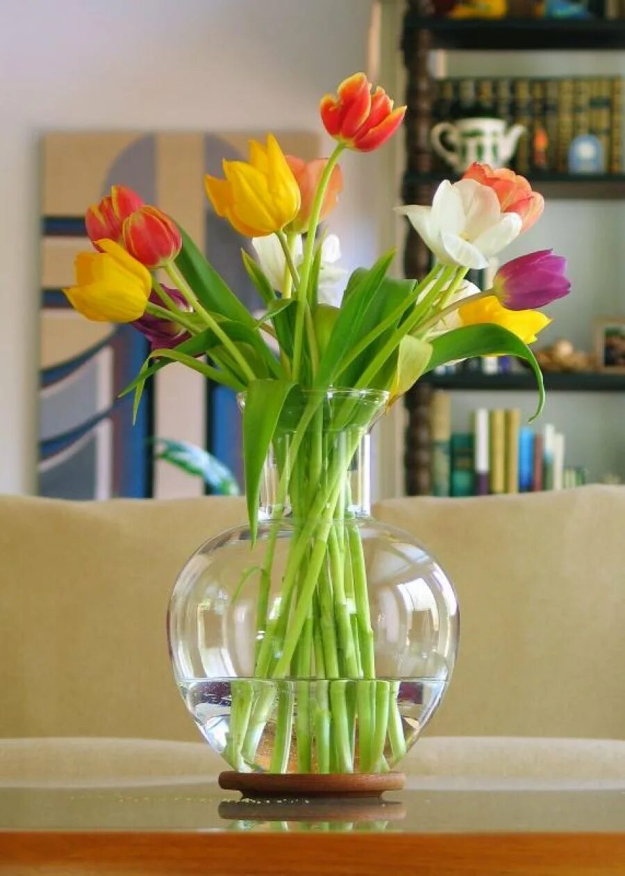 Цветы в вазе. Тюльпаны в стеклянной вазе. Тюльпаны в вазе. Букет тюльпанов в вазе. Тюльпаны в интерьере