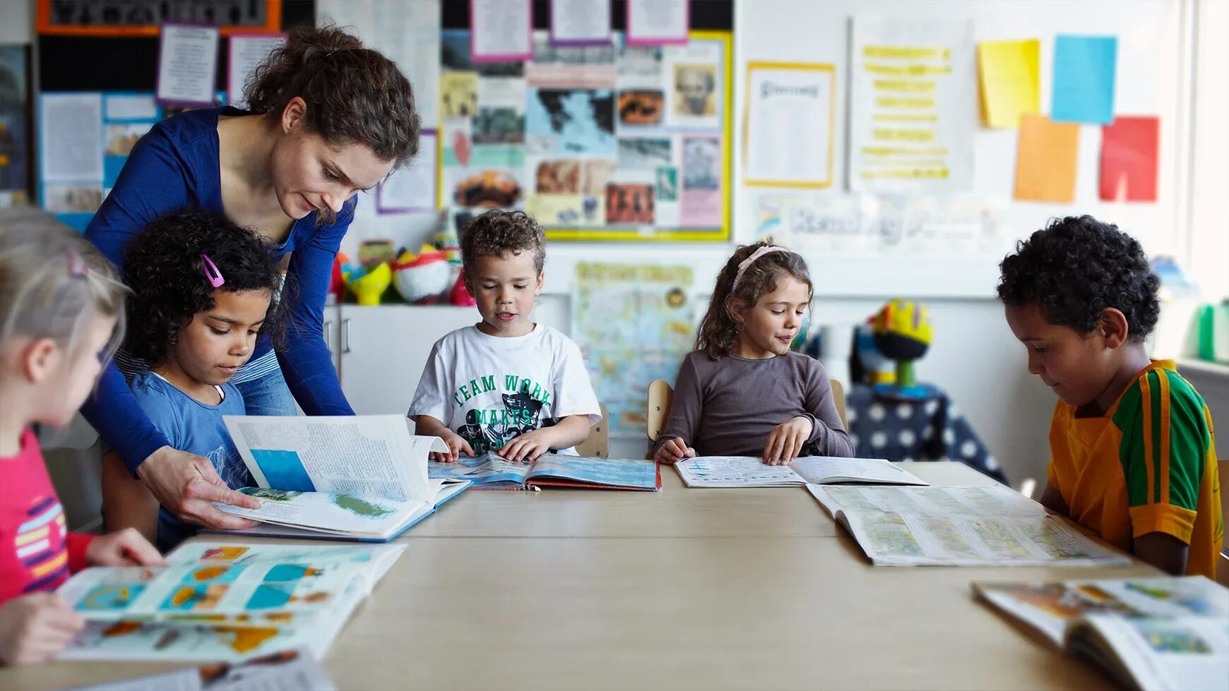 Worst in class. Сотрудничество ребенок и учитель в школе. classroom. classroom with children. diverse classroom.