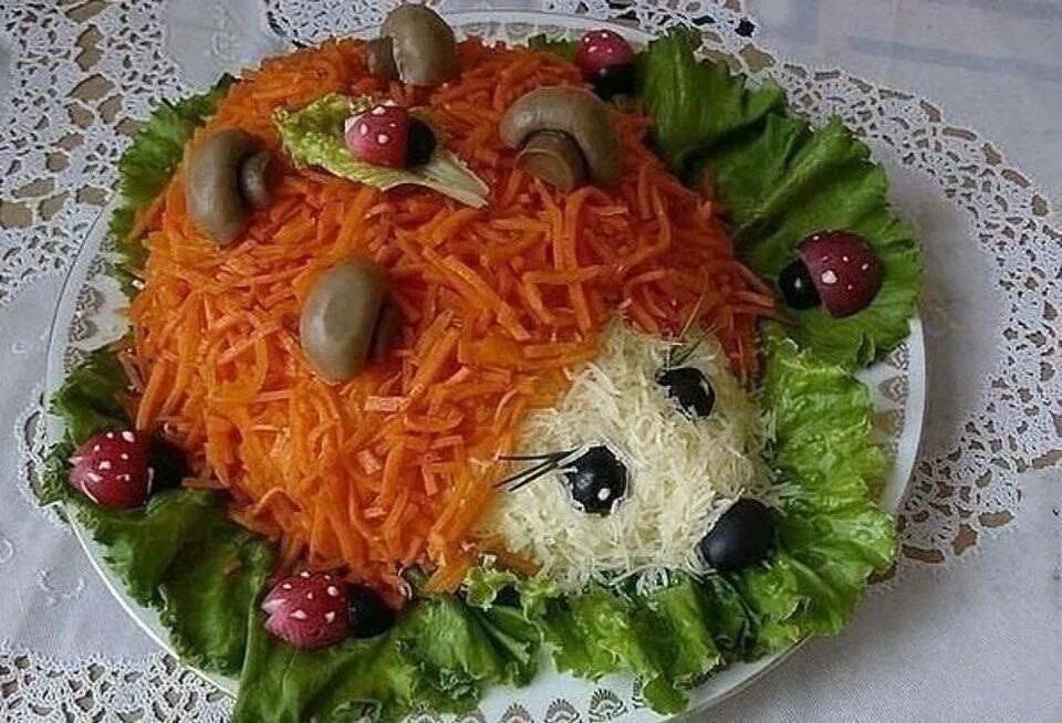 Салаты сделать на день рождение. Салат ёжик с корейской морковкой. красивые салаты на детский праздник. красивые салаты на день рождения. детские салаты на день рождения.