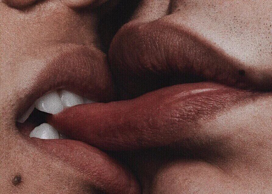 Мужские губы поцелуй. Поцелуй с языком. Страстные губы. Сколько целуются в губы