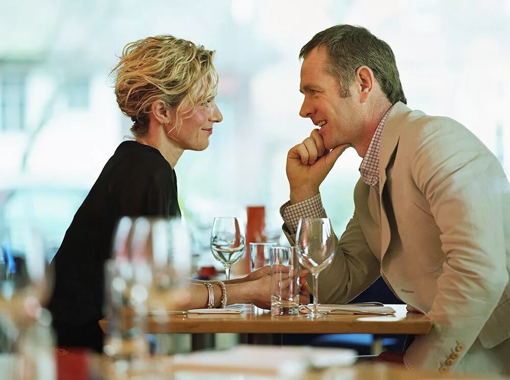 Отношения после 30 лет. Встреча мужчины и женщины. Мужчина и женщина в кафе. Мужчина и женщина в возрасте. Взрослая пара в ресторане.