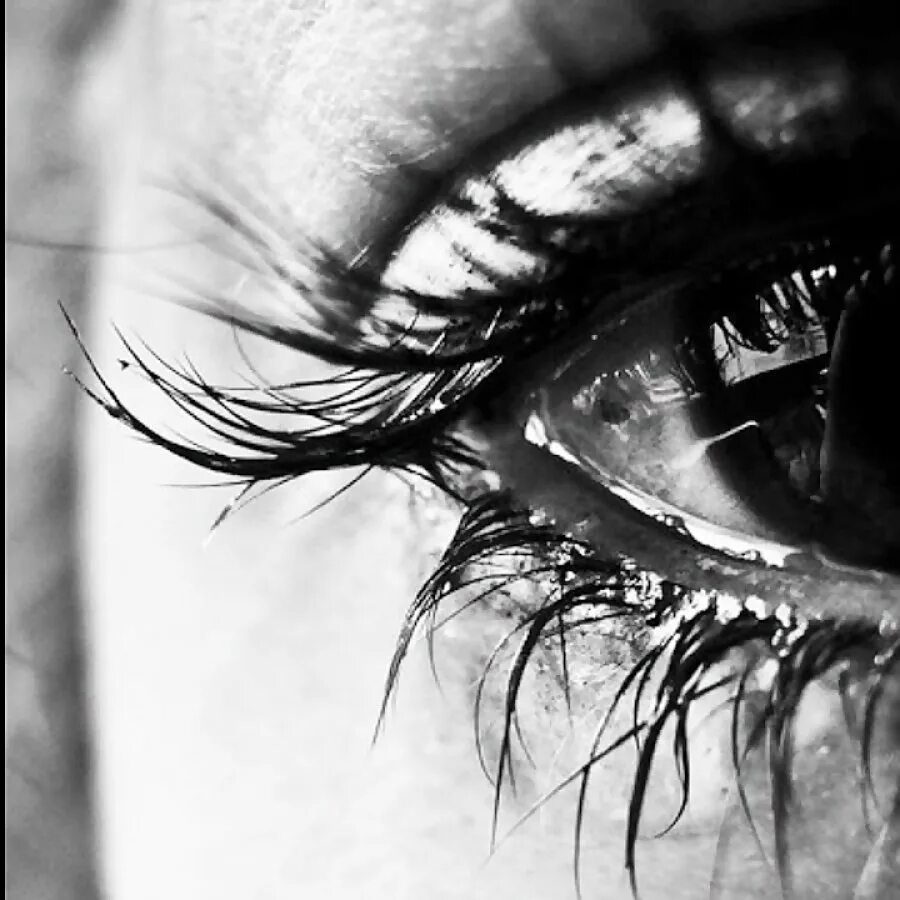 Плачу картинки. Грустные глаза. Плачущие глаза. Глаз со слезой. Девушка с грустными глазами.